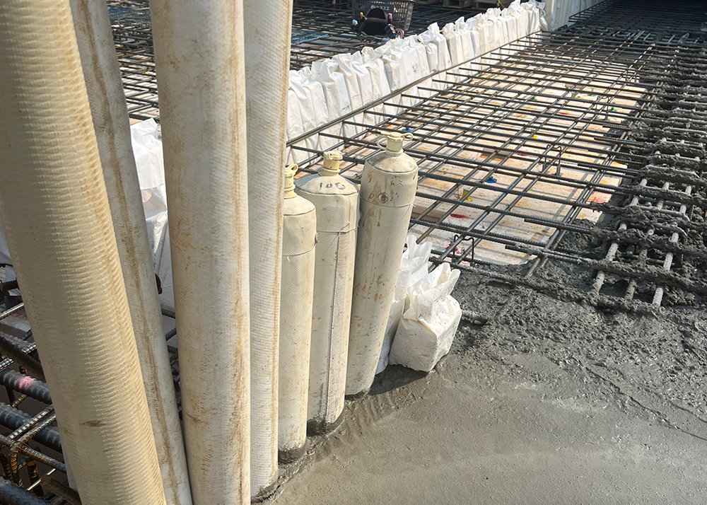 コンクリート止めエアフェンス取付工事